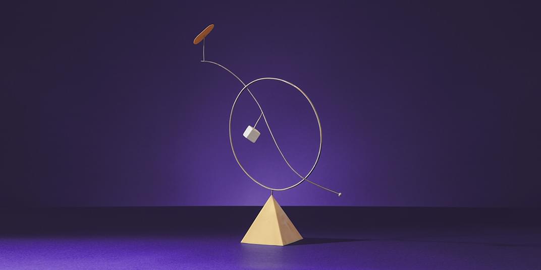 Un cube glisse vers un morceau de métal fixé à un anneau au-dessus d’une pyramide.