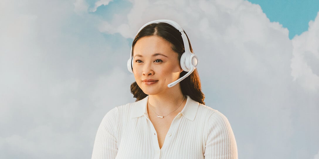 A support agent uses AI in contact centers to help provide personalized service