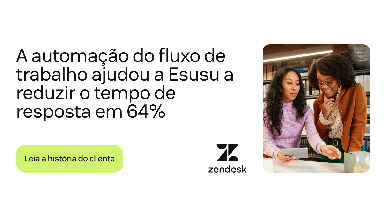 Duas mulheres sorriem ao olhar para um tablet,  ao lado de um texto com uma estatística sobre automação na Esusu.