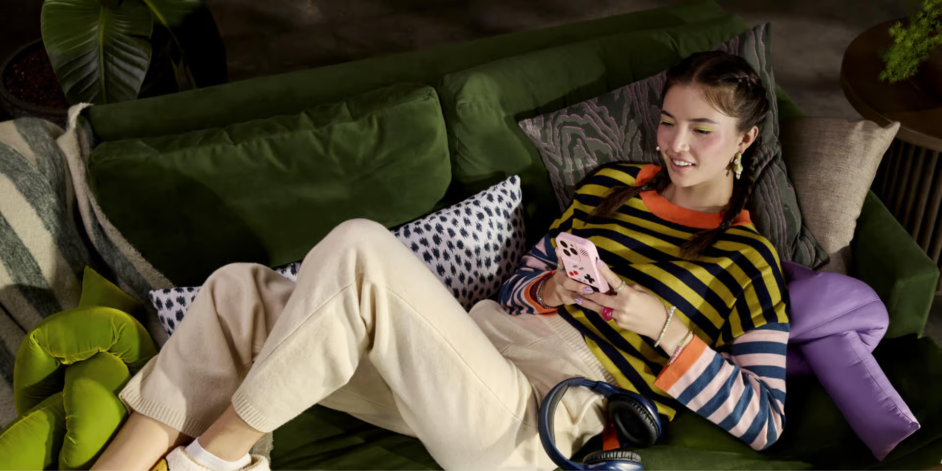 Una persona en su teléfono que usa un chatbot fintech para guiarla a través de una transacción financiera.