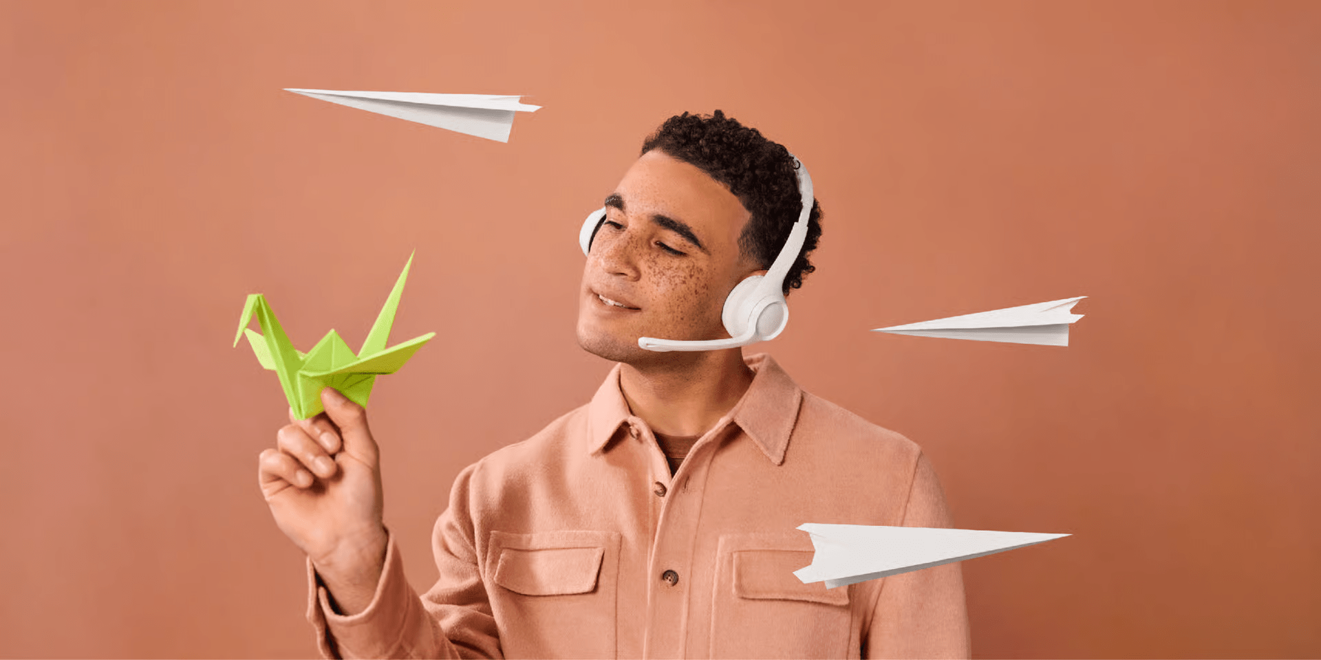 Agente con origamis que ejemplifican las frases de servicio al cliente.