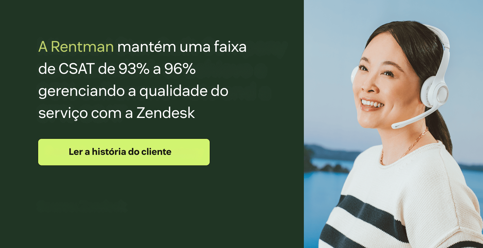 Mulher com camisa branca e headset digita em um notebook, ao lado de uma estatística sobre CSAT da Rentman.