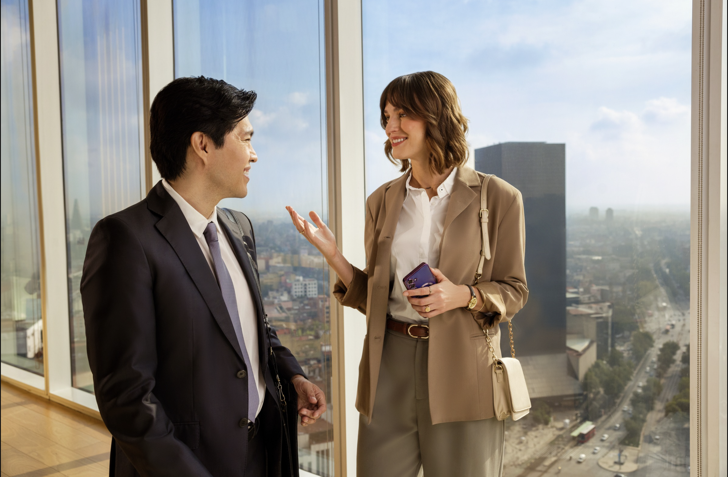 Deux vendeurs parlent dans un bureau sur des commissions sur les ventes