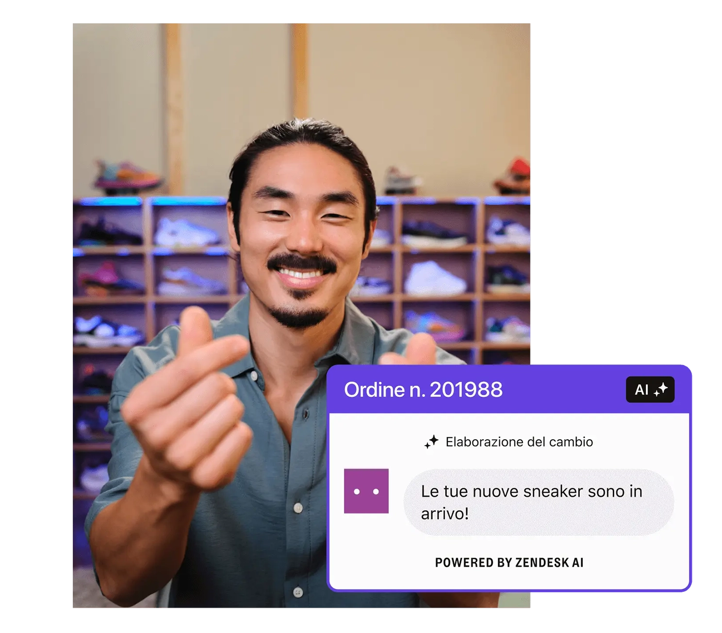 Un uomo sorride e forma un cuore con le dita. Dietro di lui c'è un grande scaffale pieno di sneaker colorate. Uno screenshot posto sopra l'immagine mostra un'interazione con il servizio clienti in cui un bot supportato dall'intelligenza artificiale sta elaborando automaticamente il reso di un paio di sneaker.