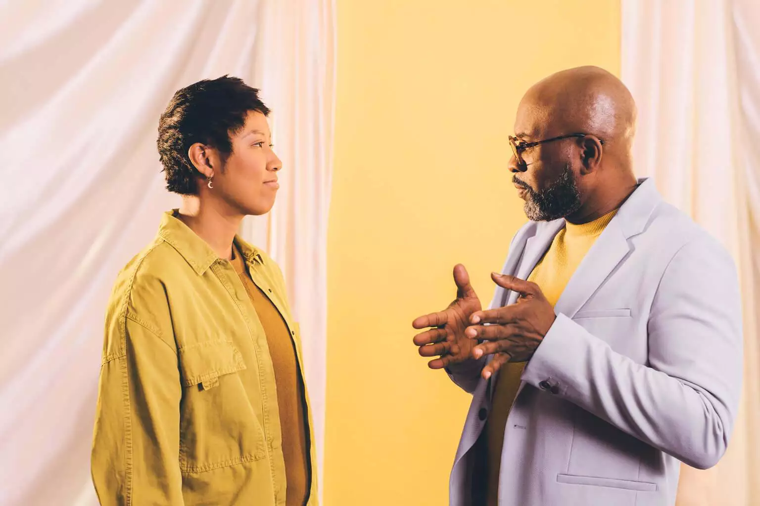 How to deal with difficult customers: 13 tips + examples