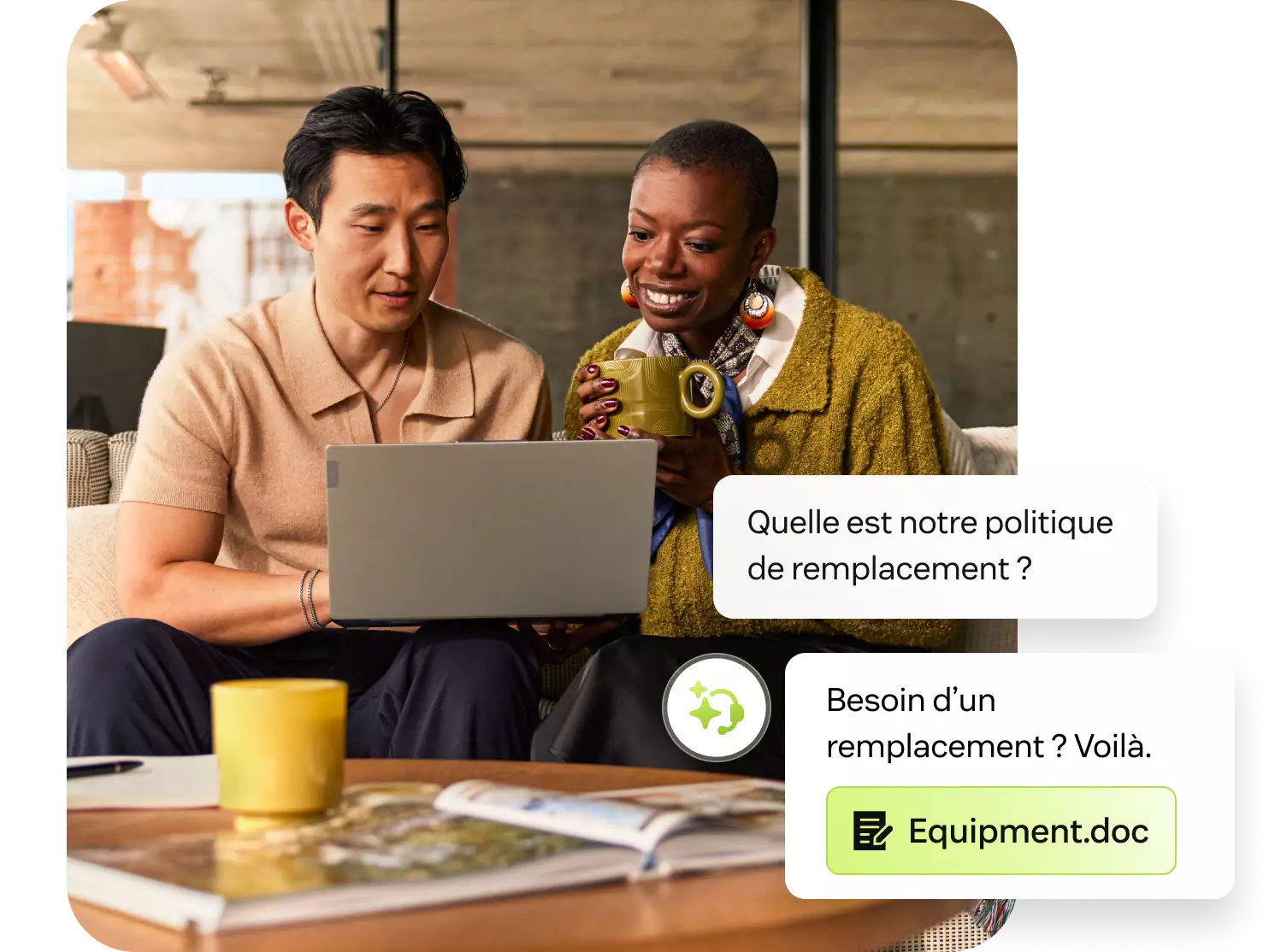 Deux personnes regardent ensemble un ordinateur portable, à côté un chat sur la politique de remplacement du matériel.