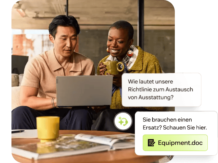 Zwei Personen sehen sich gemeinsam Laptop an, daneben Chat zur Geräteaustausch-Richtlinie.